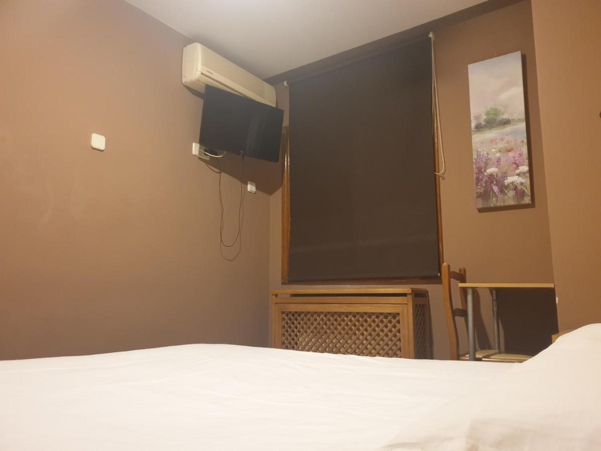 Hostal El Descanso マドリード エクステリア 写真